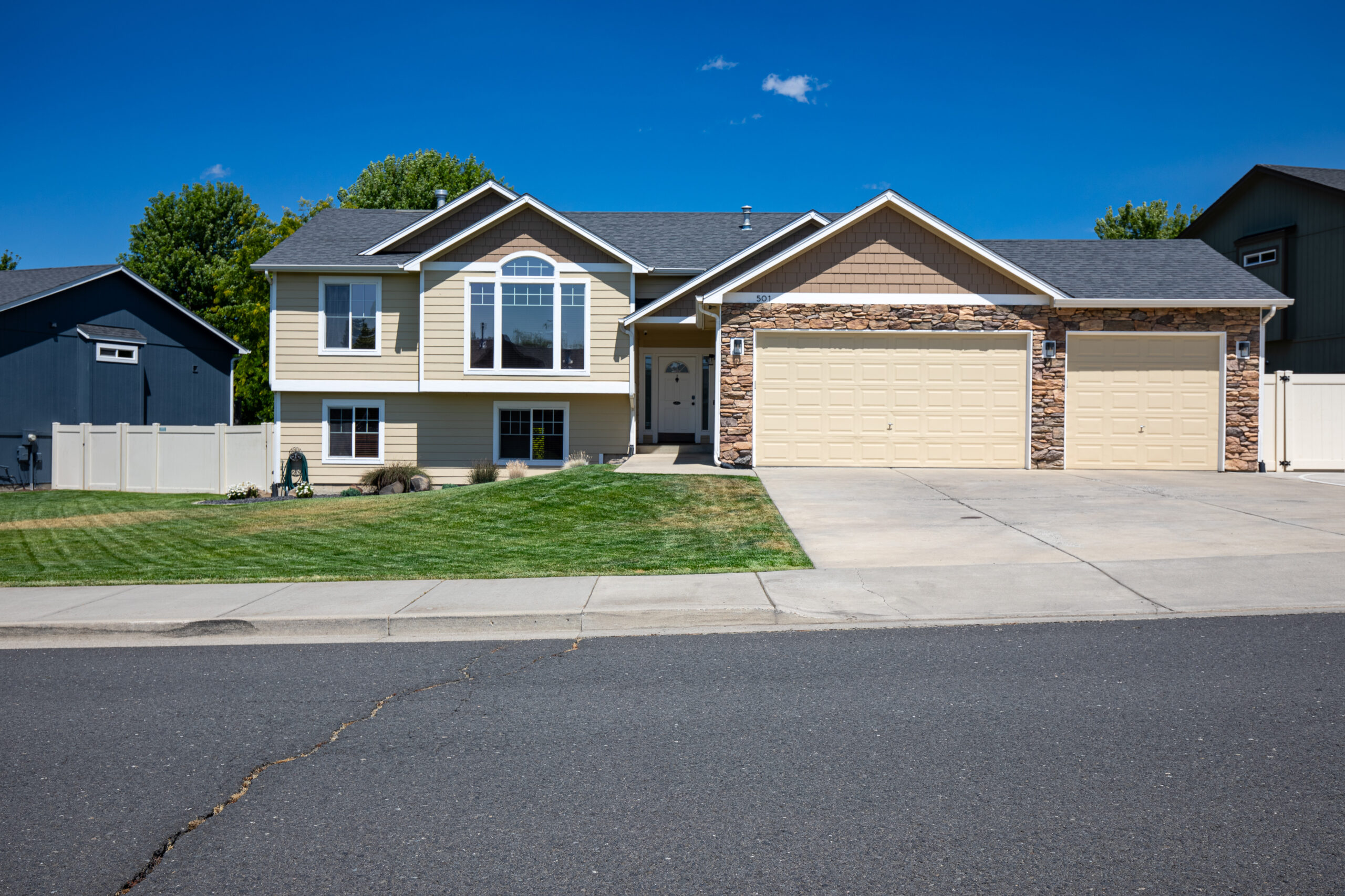 501 E Parker Dr in daylight